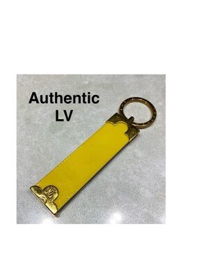 LOUIS VUITTON VINTAGE KEY RING TAB PATENT LEATHER YELLOW GOLD TONE UNISEX ⭐️⭐️⭐️